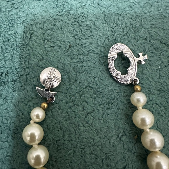 Elegant Pearl Necklace with Silver Accents- Vivienne Westwood choker - Picture 4 of 4